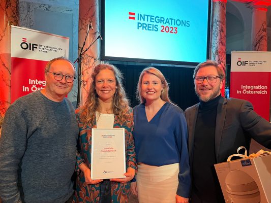 Die Gewinner*innen des Projekts Respekt OÖ mit dem Integrationspreis 2023 und Sachpreisen