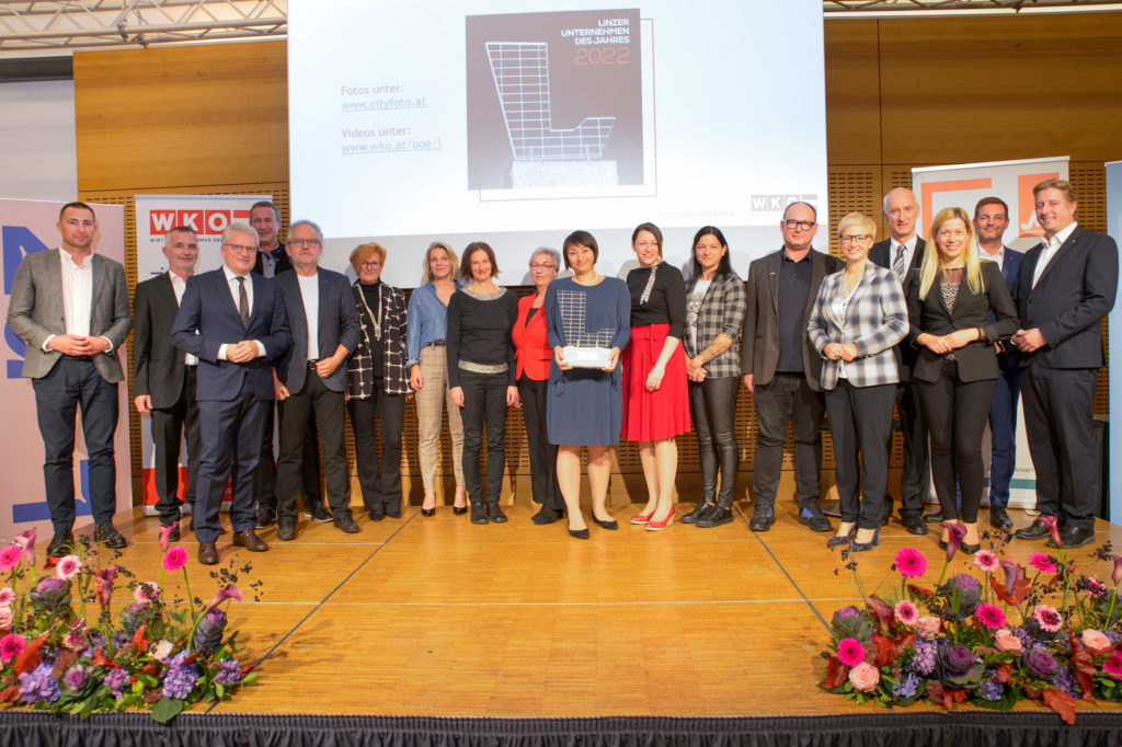 Das Team der Volkshilfe Oberösterreich mit dem Linzer Unternehmenspreis des Jahres 2022