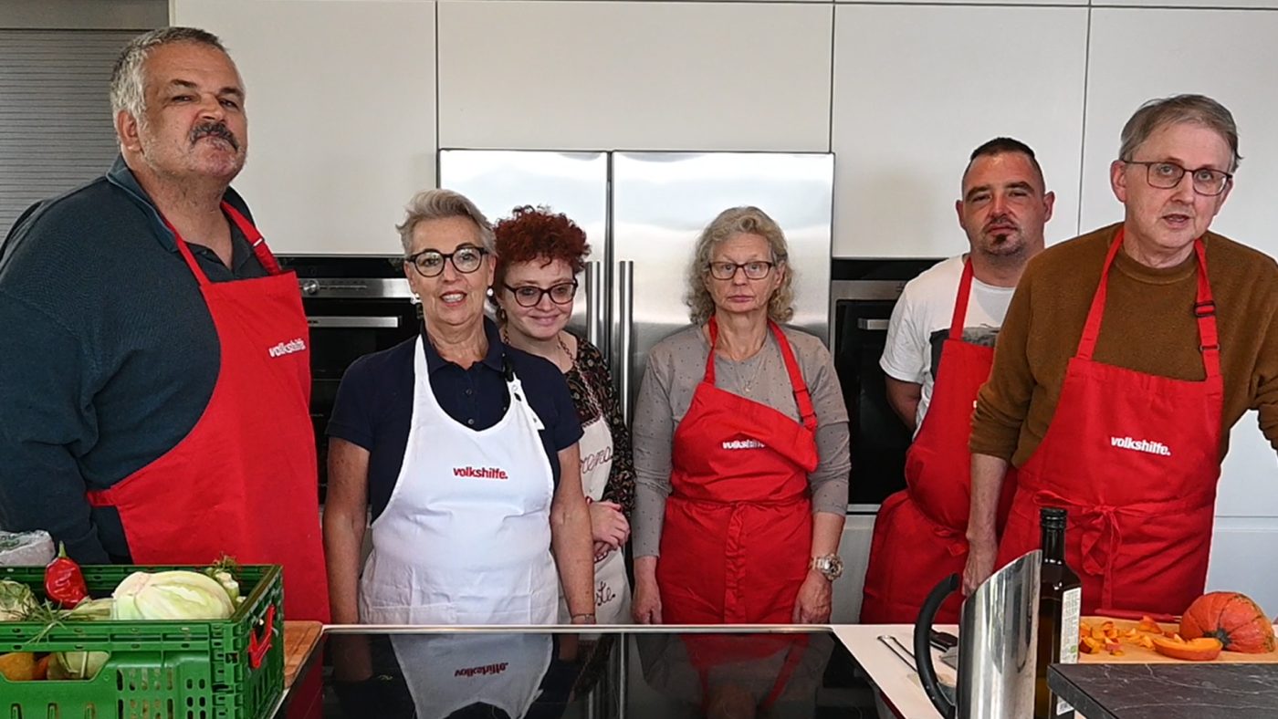 Köchin Sylvia Bauer mit fünf Teilnehmer*innen aus dem Wohnverbund Steyr.