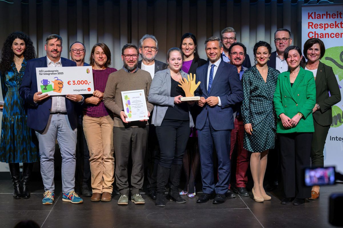 Die Gewinner*innen des OÖ Landespreises für Integration 2023 mit einem Scheck im Wert von 3.000 € für das Projekt Migrants Care