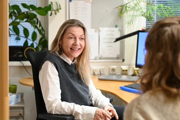 Unsere Energieberaterin Anuschka Deutschmann spricht mit einer Klientin