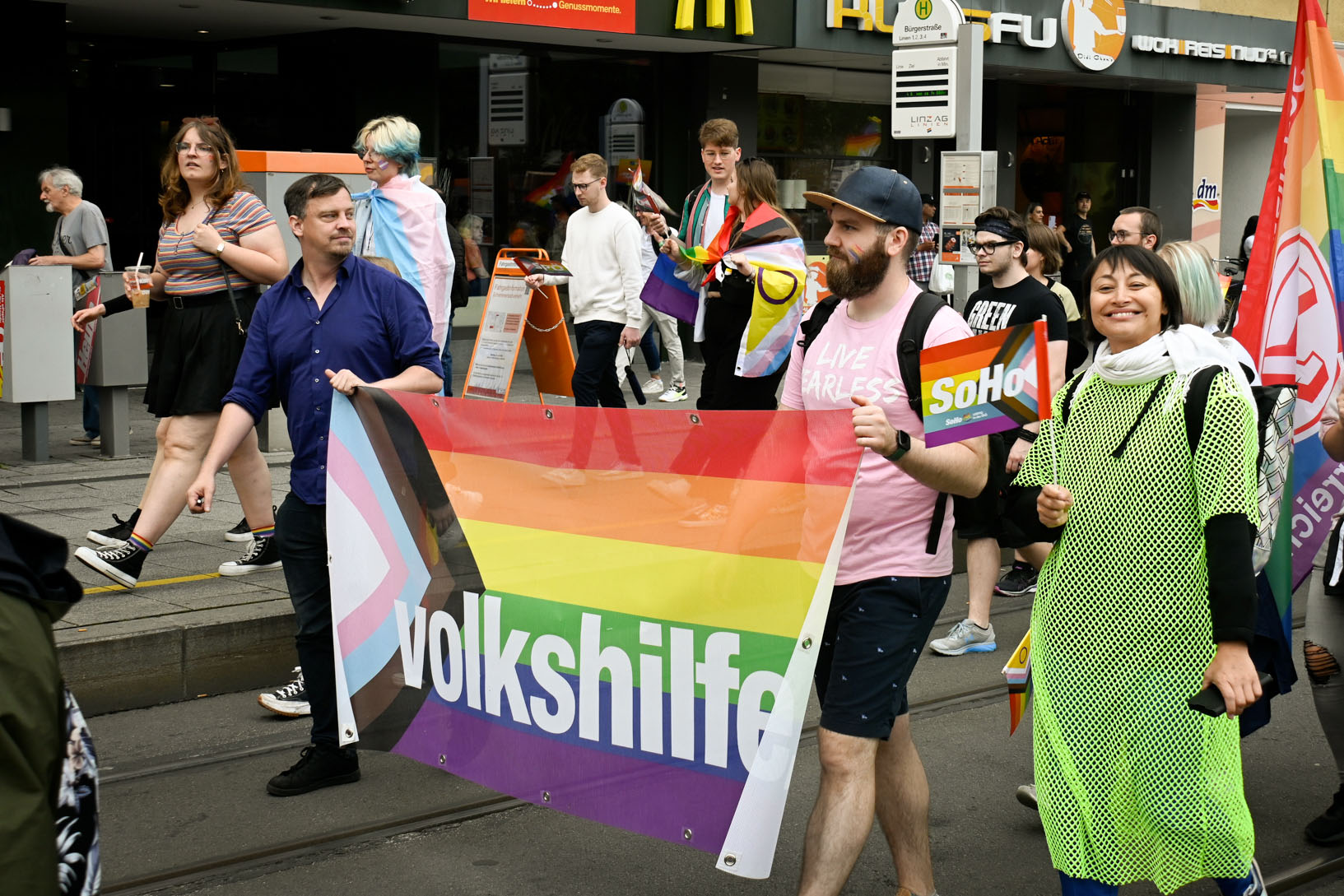 Mitarbeiter der Volkshilfe Oberösterreich und Geschäftsführerin Jasmien Chansri bei der Pride Linz 2023